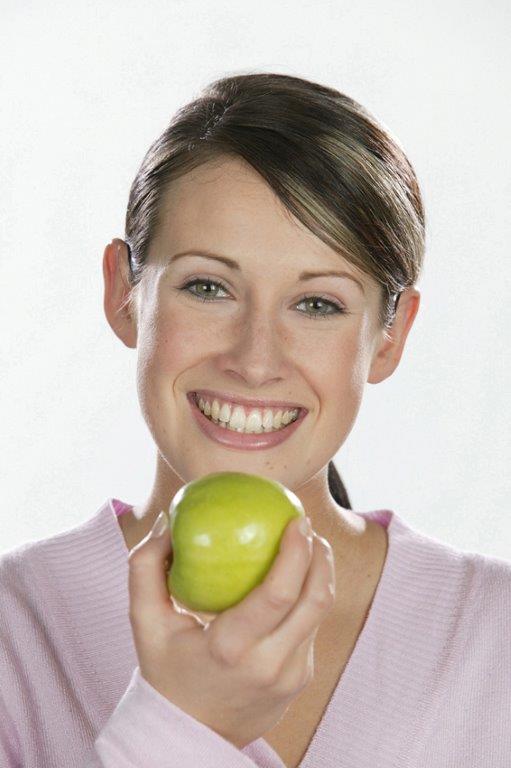 Das Bild zeigt eine Frau mit Apfel